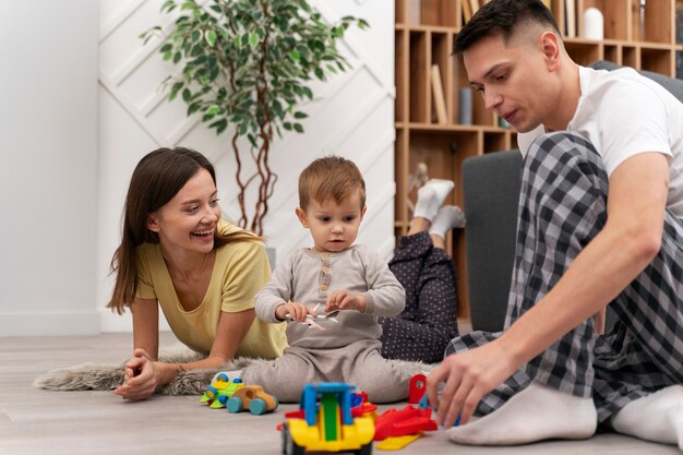 Bambino che fa i suoi primi passi