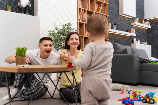 Bambino che fa i suoi primi passi