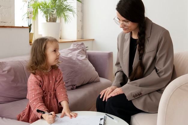 Bambino che fa sessione di terapia con lo psicologo