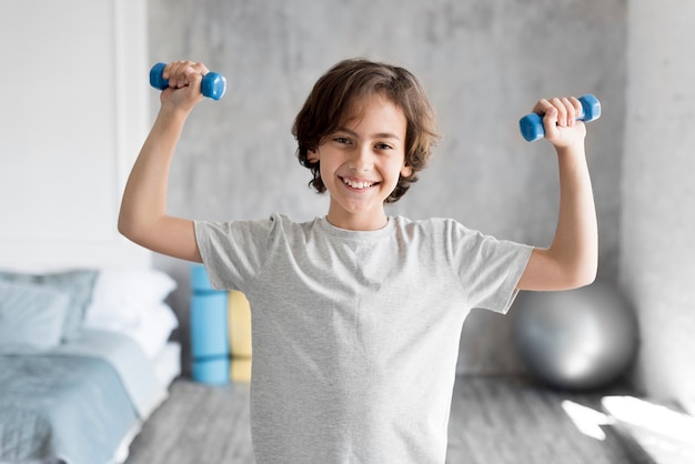 Bambino che fa sport a casa