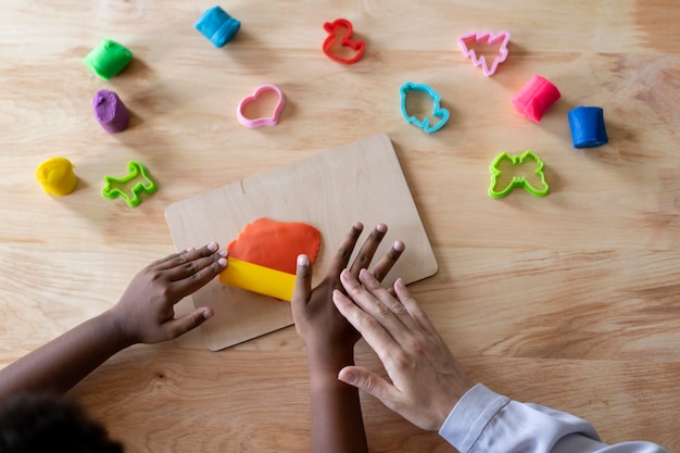 Bambino che fa una sessione di terapia occupazionale con uno psicologo