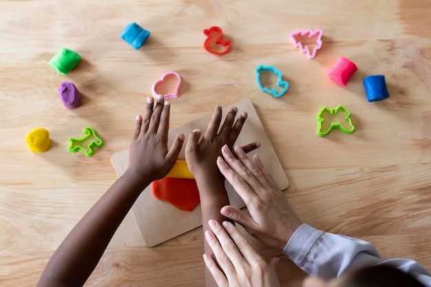 Bambino che fa una sessione di terapia occupazionale con uno psicologo