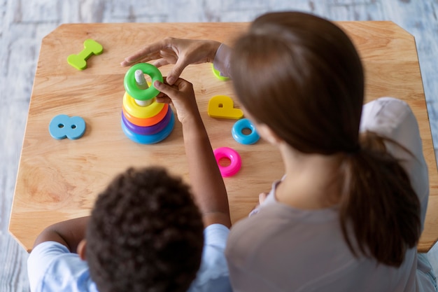 Bambino che fa una sessione di terapia occupazionale