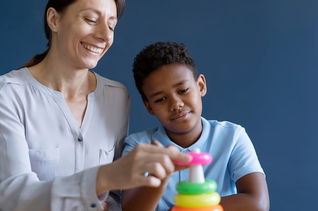 Bambino che fa una sessione di terapia occupazionale