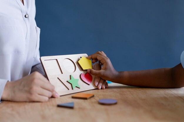 Bambino che fa una sessione di terapia occupazionale