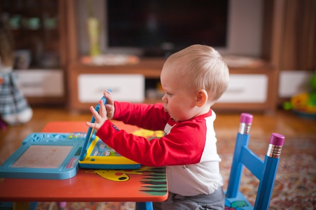 Bambino che gioca a casa