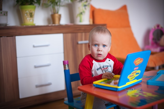 Bambino che gioca a casa