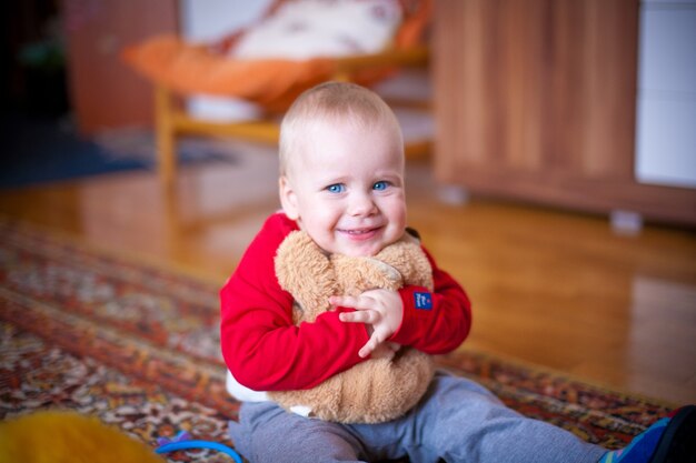 Bambino che gioca a casa