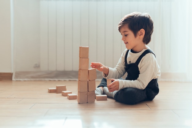 Bambino che gioca a casa