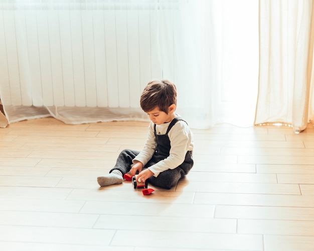 Bambino che gioca a casa