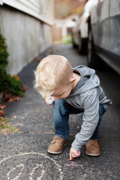 Bambino che gioca all'aperto nel parco