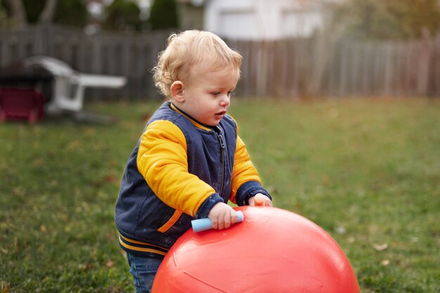 Bambino che gioca all'aperto nel parco