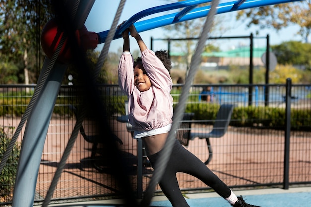 Bambino che gioca all'aperto nel parco