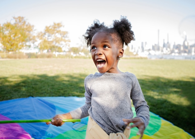 Bambino che gioca all'aperto nel parco