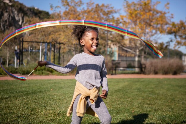 Bambino che gioca all'aperto nel parco