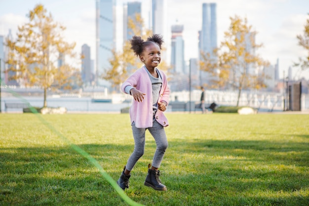 Bambino che gioca all'aperto nel parco