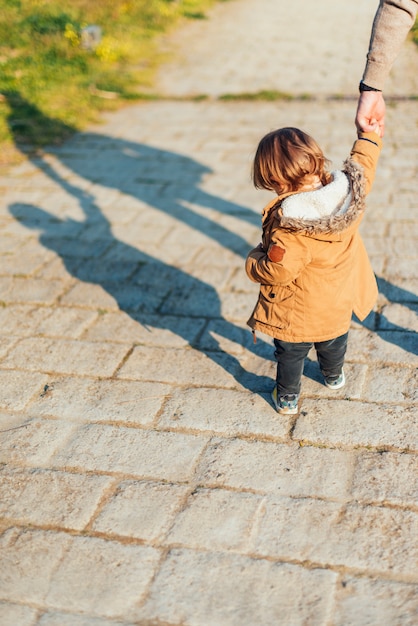 Bambino che gioca all&#39;aperto