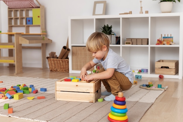 Bambino che gioca con i giocattoli a tutto campo