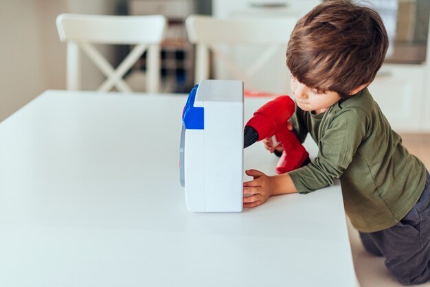 Bambino che gioca con il puzzle