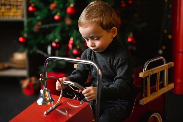 Bambino che gioca con la macchinina