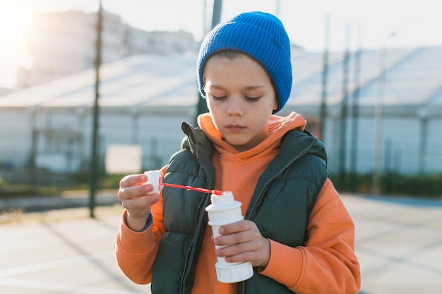 Bambino che gioca con le bolle di sapone