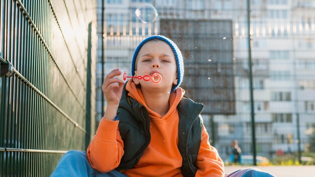 Bambino che gioca con le bolle di sapone