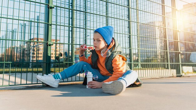 Bambino che gioca con le bolle di sapone