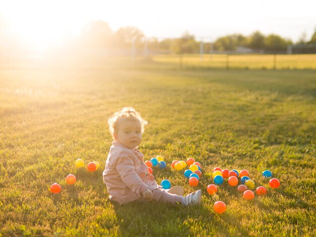 Bambino che gioca con le palle di plastica
