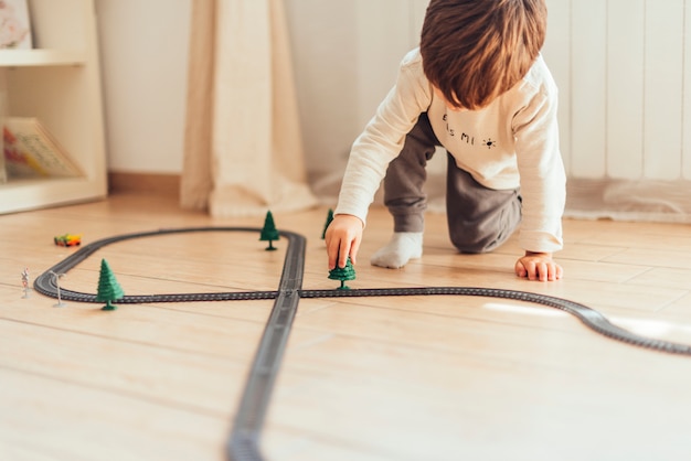 Bambino che gioca con trenino