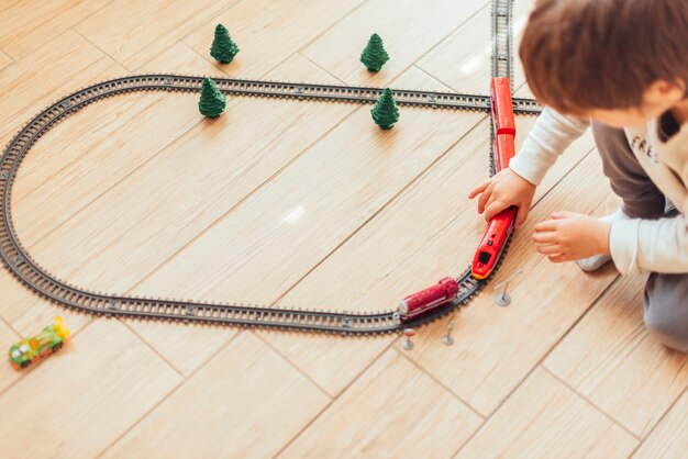 Bambino che gioca con trenino