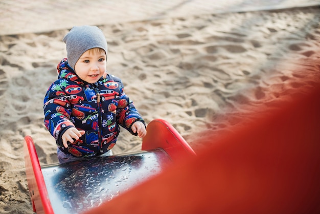 Bambino che gioca fuori nel parco giochi