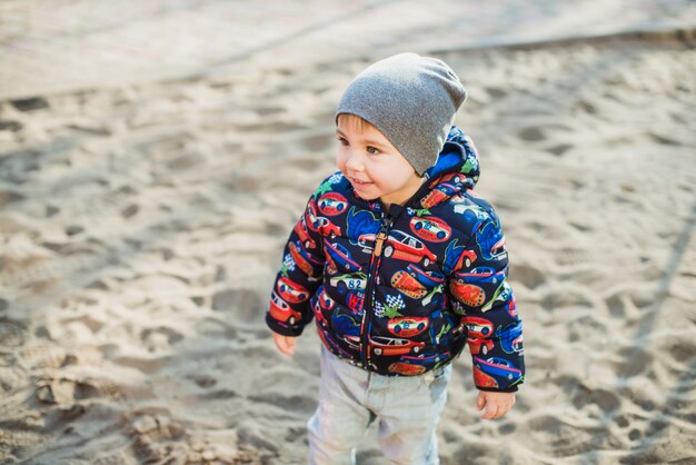 Bambino che gioca fuori nel parco giochi