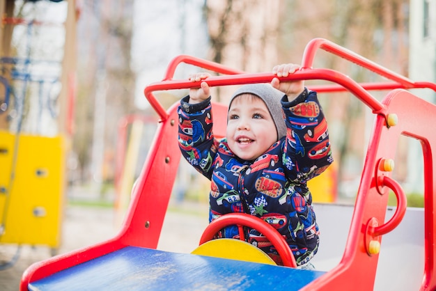 Bambino che gioca fuori nel parco giochi