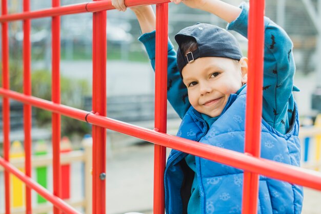 Bambino che gioca fuori nel parco giochi