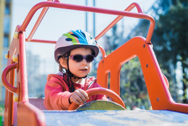 Bambino che gioca fuori nel parco giochi