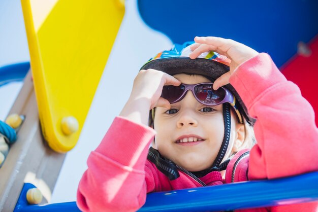 Bambino che gioca fuori nel parco giochi