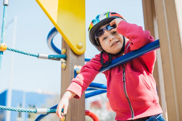 Bambino che gioca fuori nel parco giochi