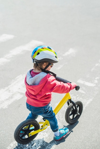 Bambino che gioca fuori nel parco giochi