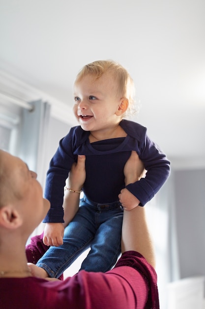 Bambino che gioca nella sua stanza