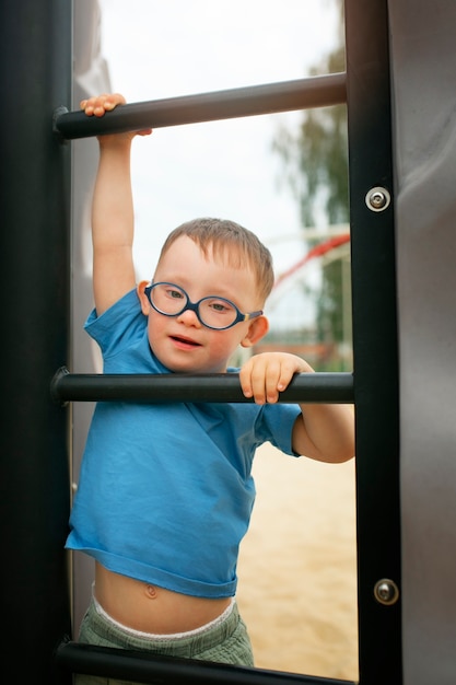 Bambino che gioca nella vista frontale del parco