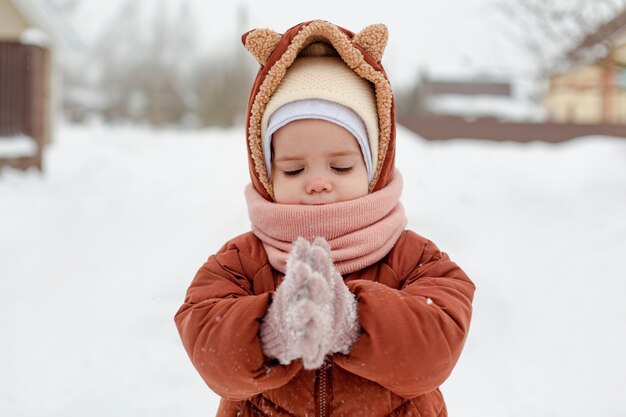 Bambino che gode delle attività invernali sulla neve