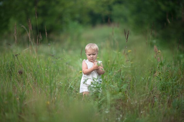 Bambino che guarda seriamente l'infanzia all'aperto