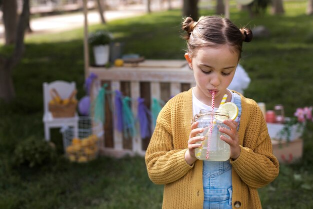 Bambino che ha un chiosco di limonata