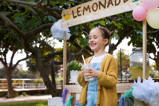 Bambino che ha un chiosco di limonata