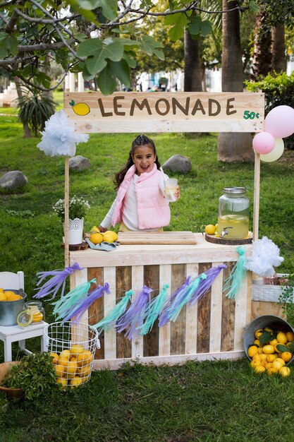 Bambino che ha un chiosco di limonata