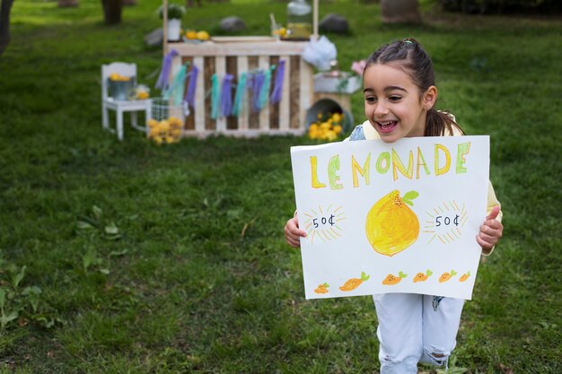 Bambino che ha un chiosco di limonata