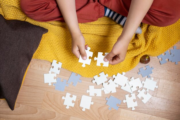 Bambino che impara a fare un puzzle