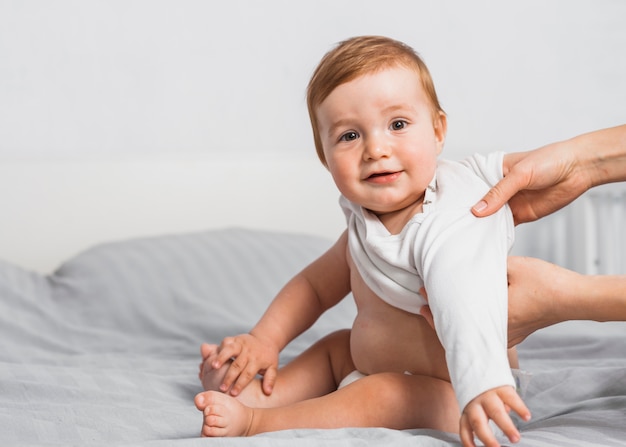 Bambino che indossa i vestiti