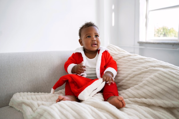 Bambino che indossa la vista frontale del vestito da Babbo Natale