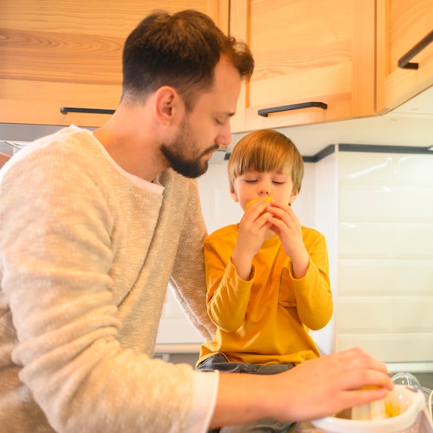 Bambino che mangia da un'arancia fresca